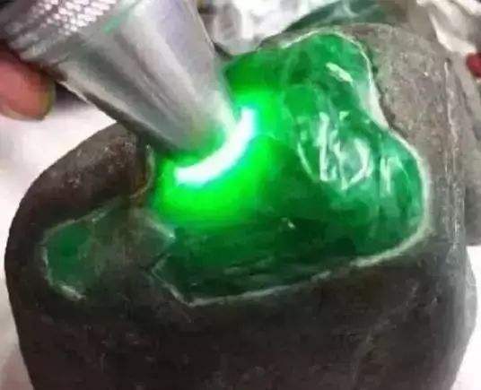 翡翠赌石价格-辨别天然翡翠五部曲