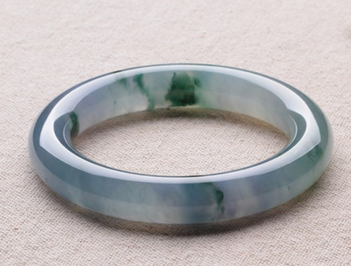 翡翠佩戴需要注意什么问题？翡翠如何跟着装搭配？ 