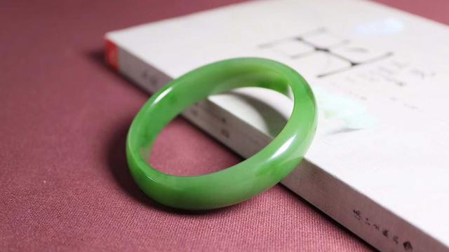 看了翡翠与和田玉的区别，知道应该选择翡翠还是和田玉了吗？   第2张