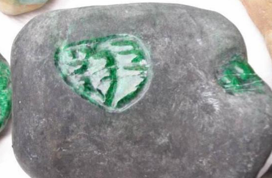怎么识别翡翠原石 识别翡翠原石看准这三点   第2张