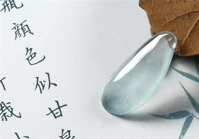 白冰翡翠价格相对实惠，风格简单受年轻人欢迎   第1张