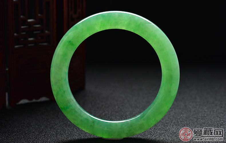 冰糯种翡翠价格贵吗?该如何去挑选购买? 