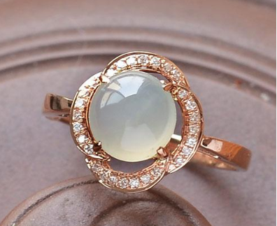 玻璃种翡翠戒面市场价 玻璃种翡翠戒面多少钱一个及图片   第1张