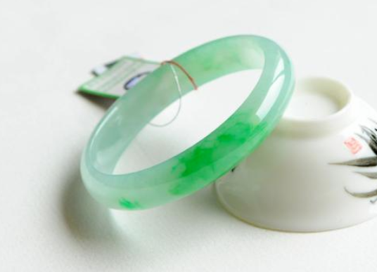 高冰种翡翠手镯市场价 高冰种翡翠手镯现在什么价位   第1张