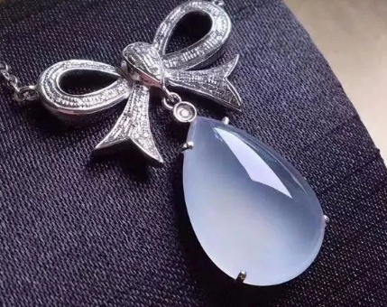 翡翠吊坠镶嵌图片大全 翡翠吊坠镶嵌的好还是不是镶嵌的好   第2张