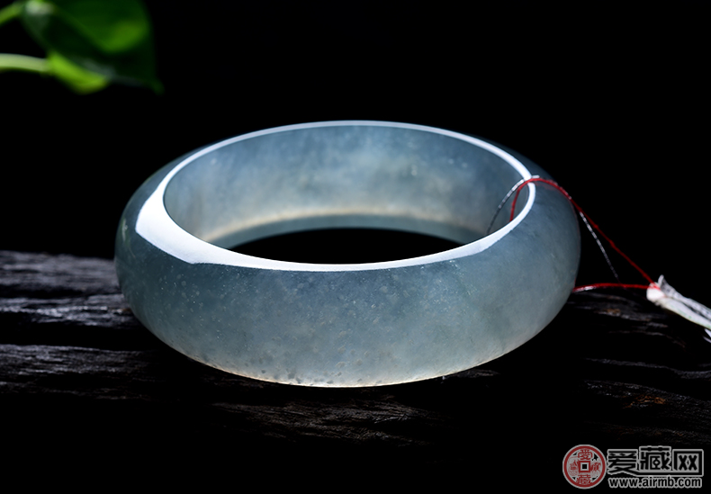 一张报纸可以教你辨别玻璃种、冰种和糯种翡翠,你相信吗? 