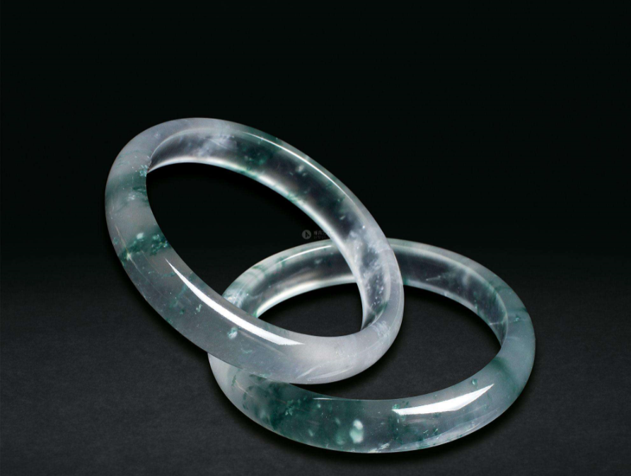 手镯越通透价格越高吗？今天，我们来谈谈翡翠手镯的养护技巧！   第1张