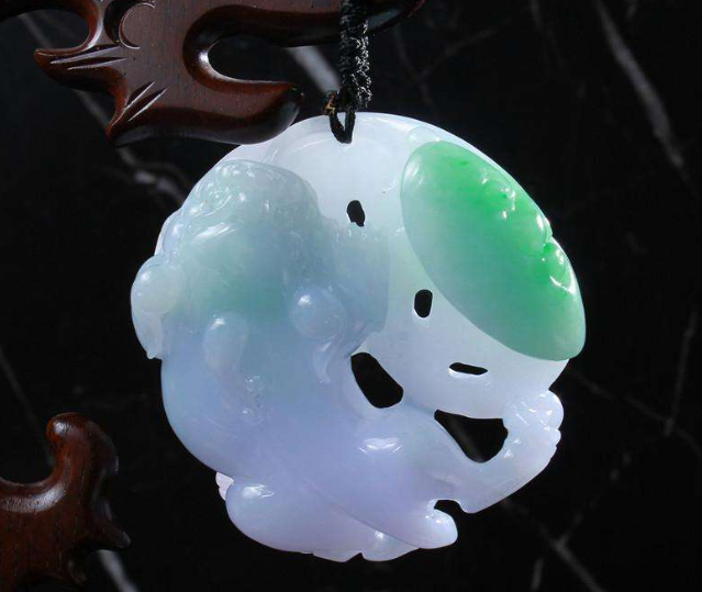 翡翠手把件有什么特征 这四大特征你得知道   第1张