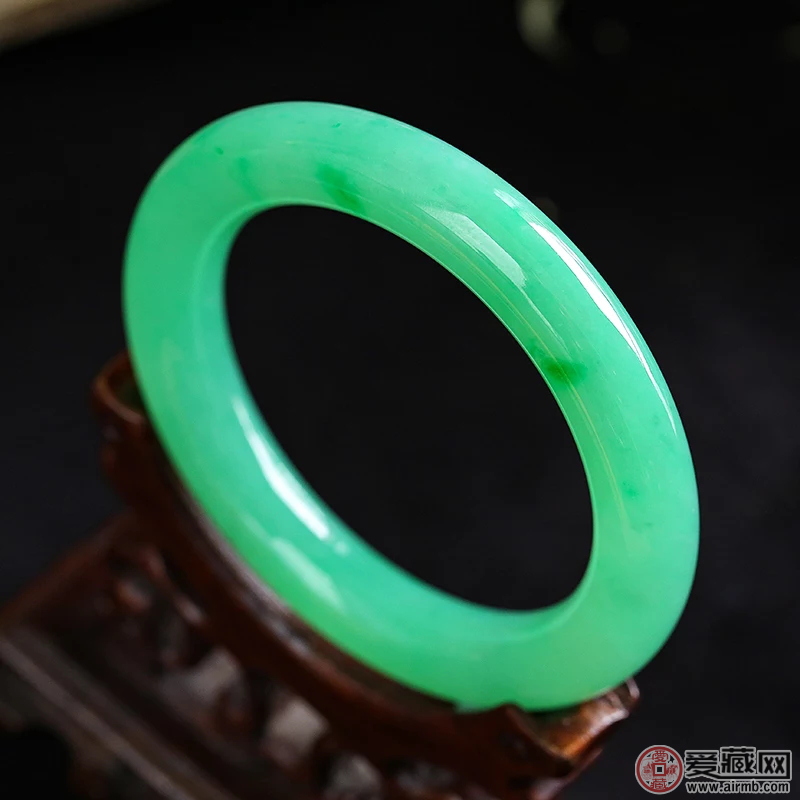 冰糯种翡翠手镯都有哪些瑕疵，我们应该怎样保养它 