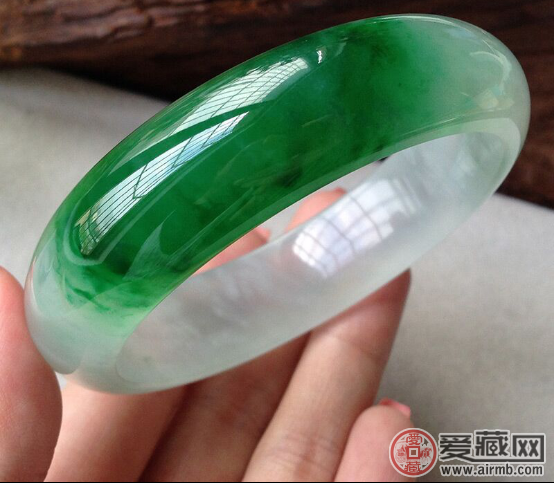 怎样鉴别翡翠手镯呢？学会这些你也能够简单鉴别 