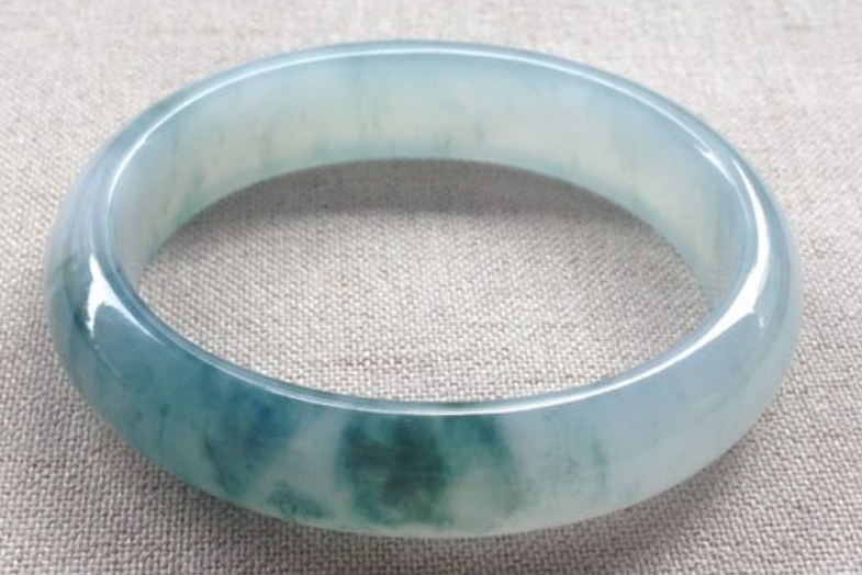 冰糯种飘花翡翠手镯价格高吗？几个方面教你看冰糯种飘花翡翠手镯   第2张