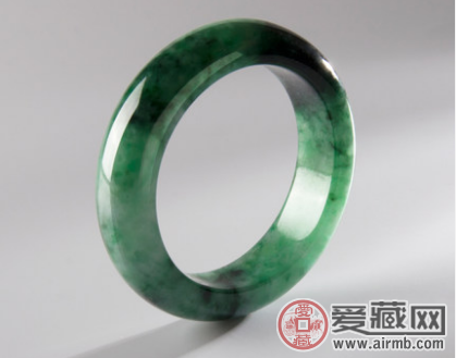 【挑选技巧】如何挑选一只美丽又适合自己的翡翠手镯呢？   第1张