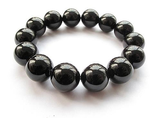 女人佩戴黑玛瑙好吗 戴黑玛瑙有什么讲究   第2张