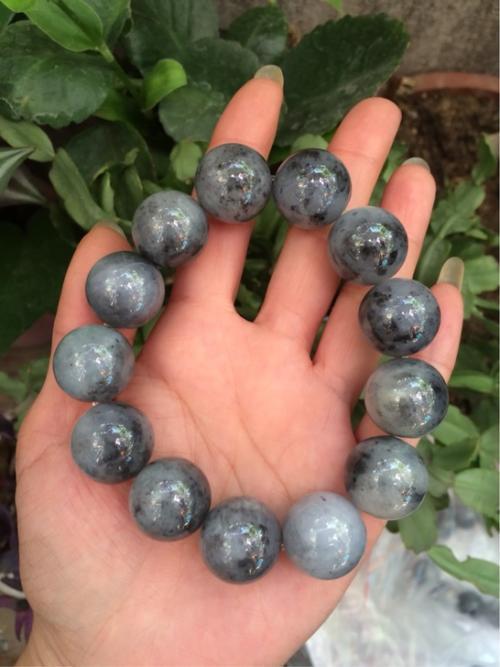 乌鸡种翡翠有什么特点 鉴别乌鸡种翡翠的技巧 