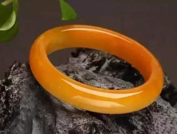 黄翡翠手镯价格 黄翡手镯值钱吗   第2张