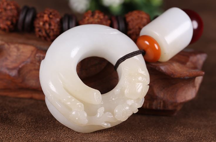 如何鉴别羊脂玉真假 羊脂玉鉴定 