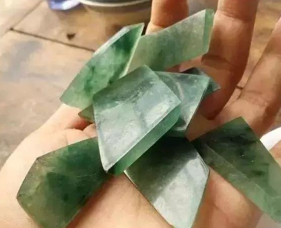 把边角料当作废物丢掉？会玩翡翠玉石边角料的人，才会大赚   第1张