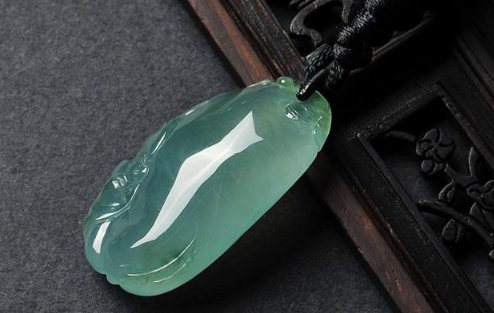 晴底翡翠图片 晴底翡翠价格以及图片   第1张