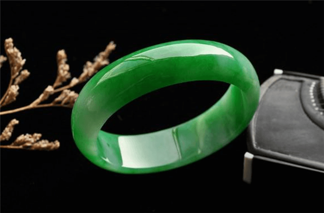 什么颜色的翡翠手镯最值钱？帝王绿和福禄寿难分伯仲！   第1张