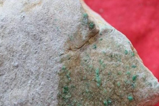 如何辨别翡翠原石 翡翠原石的辨别特征   第1张