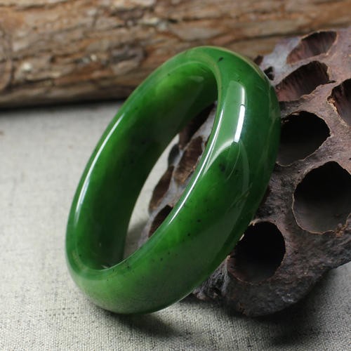 和田玉菠菜绿为啥有贵有便宜 哪些因素会影响价格 