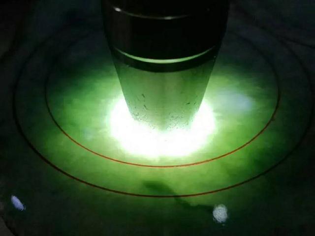 网友花重金买翡翠原石，交易不到五分钟毫不犹豫的就一刀切开！ (图文)   第4张