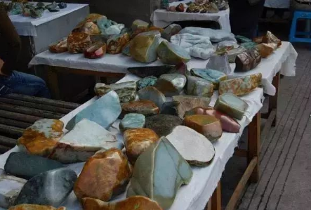 云南翡翠原石市场  云南哪个地方有卖翡翠原石   第1张