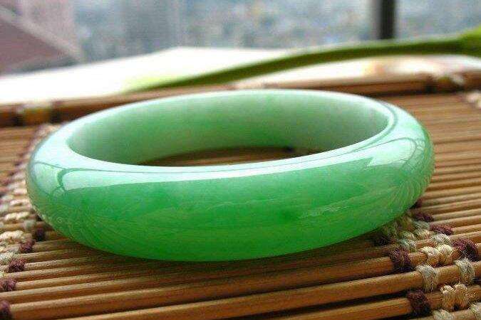 绿色翡翠手镯多少钱 绿色翡翠手镯真的很贵吗   第2张