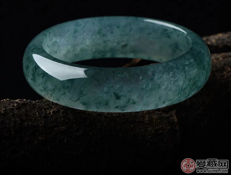 玉镯有哪些颜色?什么颜色的玉镯好呢   第2张
