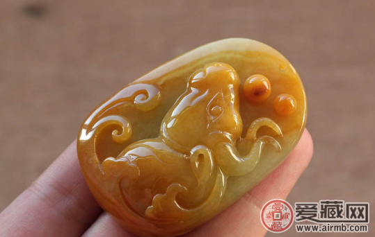 美丽的冰糯种和冰种翡翠 