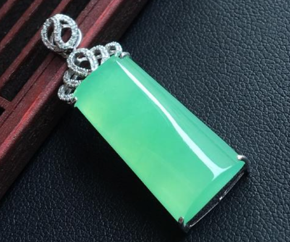 翡翠无事牌寓意 翡翠无事牌适合老人戴吗 