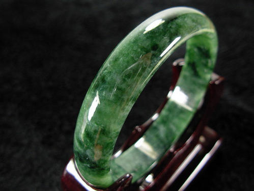 满绿糯种翡翠手镯价格高吗？此文章告诉你   第1张