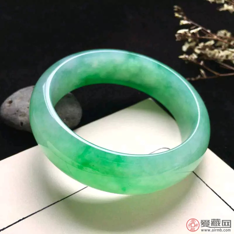 冰糯种翡翠手镯好吗？我们应该怎么选购冰糯种翡翠手镯？ 