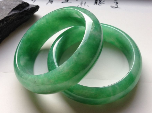 糯种满绿翡翠手镯市场价多少 糯种满绿翡翠手镯价格很贵吗   第1张