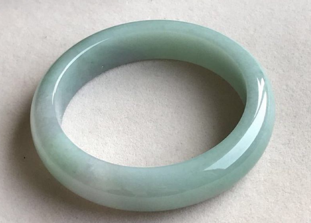 糯化翡翠手镯市场价大概是多少钱及图片 