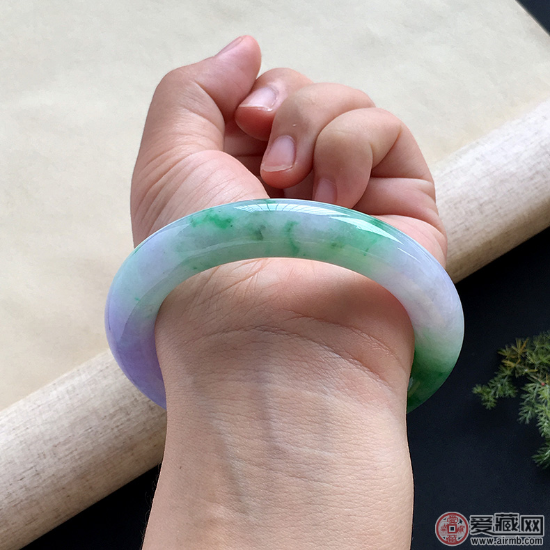 翡翠市场假货横行，教你几招挑选好翡翠 