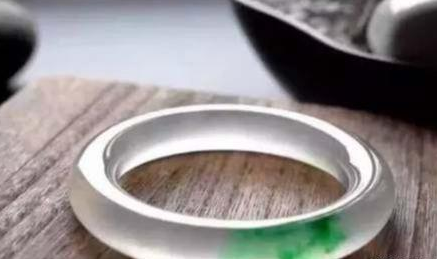 为什么有钱人都买玉，不去投资股市房产？   第1张