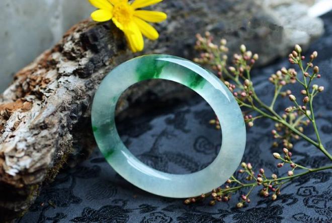 翡翠手镯保养的诀窍有哪些 翡翠手镯保养日常怎么做