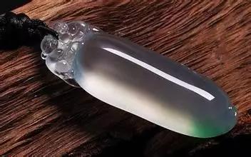 翡翠种类对比“冰种”与“玻璃种”   第2张