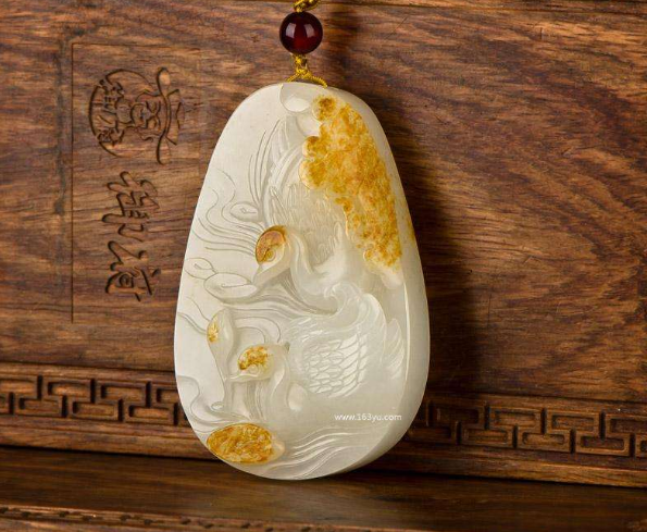 和田玉和翡翠哪个值钱 和田玉比翡翠贵吗   第1张