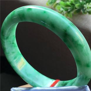 冰糯种飘花翡翠手镯价格高吗？几个方面教你看冰糯种飘花翡翠手镯   第1张