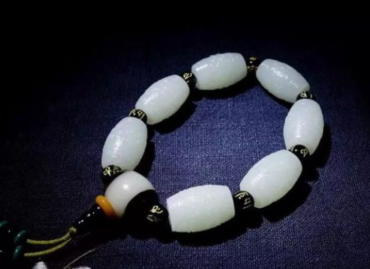 男人戴翡翠好还是玉好 男人戴什么玉最好 第2张