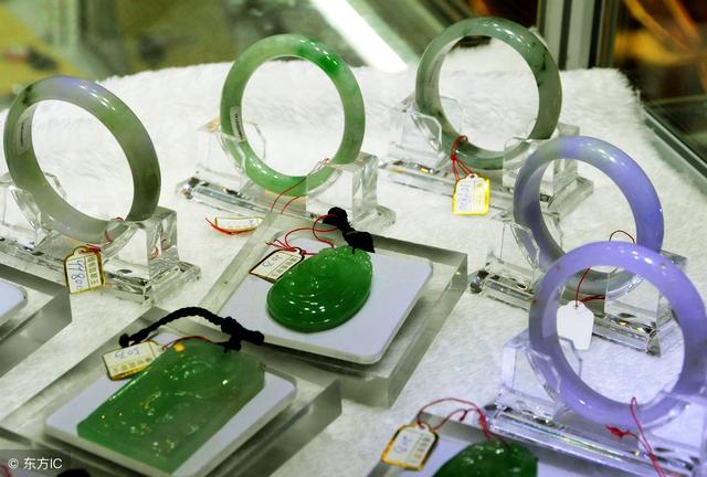 玻璃种翡翠玉的特点有哪些？   第2张