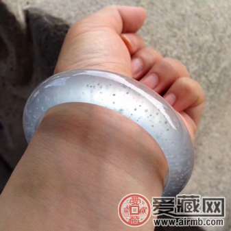 白冰种翡翠手镯市场价受哪些因素影响？ 