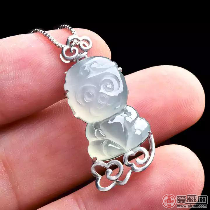 白冰种翡翠吊坠的挑选 