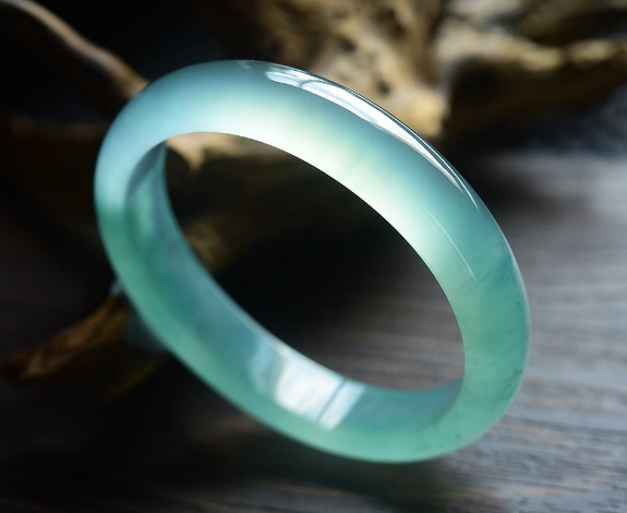 怎么挑翡翠手镯颜色 哪个颜色好看   第2张