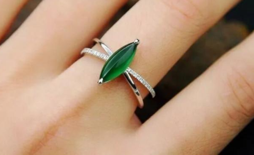 翡翠戒指的寓意 男女佩戴翡翠戒指的寓意是什么   第3张