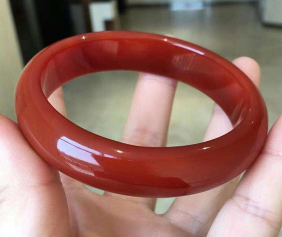 玛瑙手镯戴哪个手好 佩戴玛瑙手镯有什么讲究   第2张