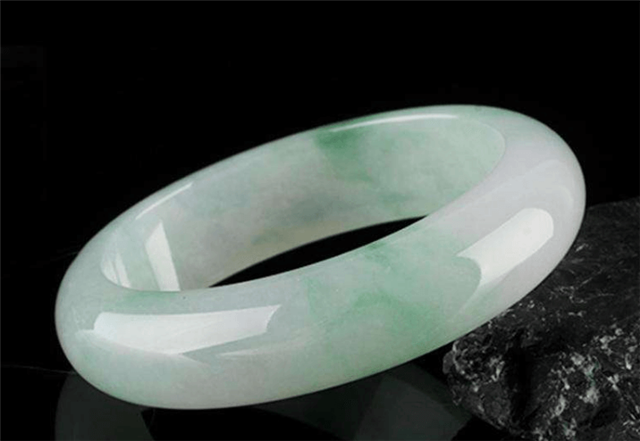 什么颜色的翡翠手镯最受欢迎？多色翡翠手镯好吗？   第1张