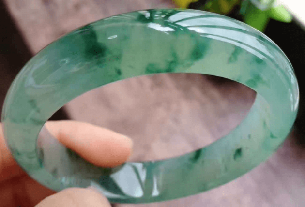 糯种飘花翡翠手镯图片 糯种飘花翡翠手镯一般多少钱 